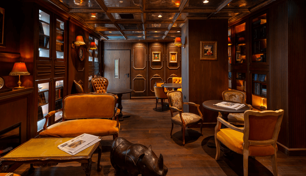 Sea Port Hotel Restaurant sitting area mood